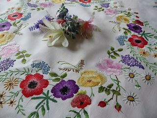 VINTAGE HAND EMBROIDERED TABLECLOTH - STUNNING FLOWER CIRCLE - SO LOVELY 8