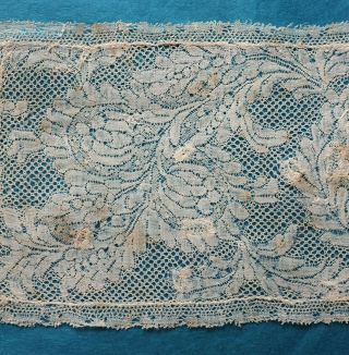 Tiny antique 18th century Valenciennes bobbin lace fragment 2