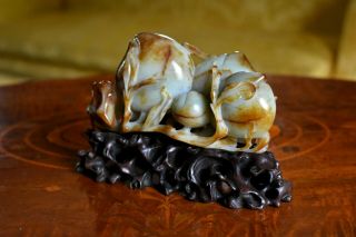 LARGE ANTIQUE CHINESE CARVED RUSSET JADE FIGURAL GROUP OF PEACHES HONGMU STAND 5