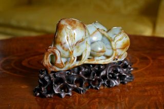 LARGE ANTIQUE CHINESE CARVED RUSSET JADE FIGURAL GROUP OF PEACHES HONGMU STAND 6