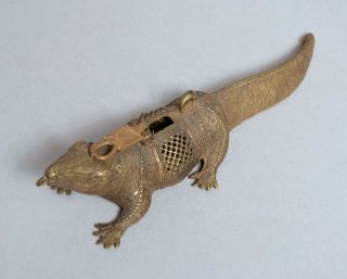 AN UNUSUAL ANTIQUE OR VINTAGE AFRICAN BENIN BRONZE TRIBAL LIZARD BOX 3