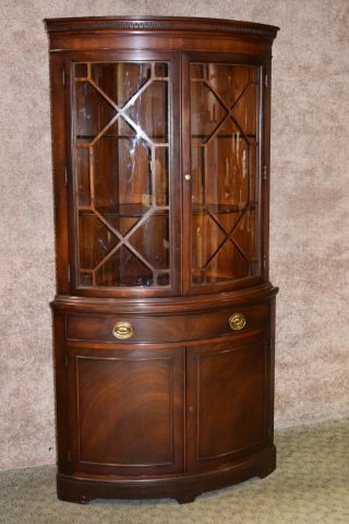 Vintage Drexel Mahogany Traditional Style Bow Front Corner Cabinet 3