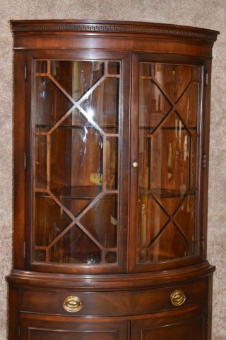 Vintage Drexel Mahogany Traditional Style Bow Front Corner Cabinet 4