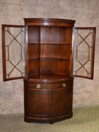 Vintage Drexel Mahogany Traditional Style Bow Front Corner Cabinet 5