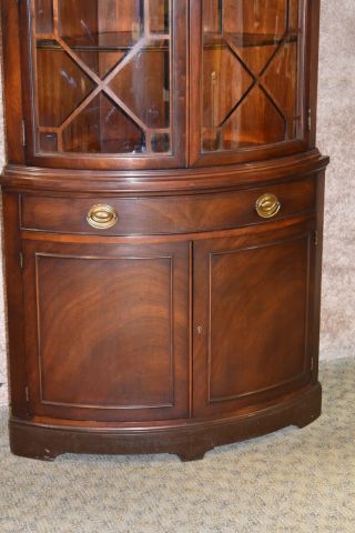 Vintage Drexel Mahogany Traditional Style Bow Front Corner Cabinet 8