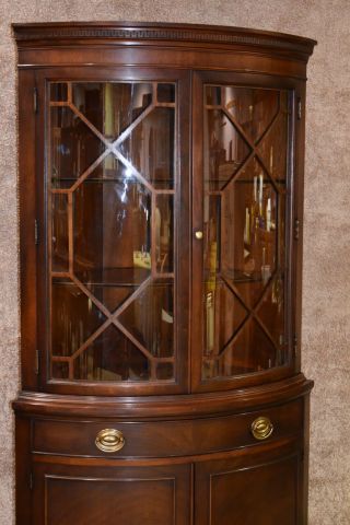 Vintage Drexel Mahogany Traditional Style Bow Front Corner Cabinet 9