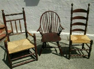 ANTIQUE AMERICAN SIGNED LADDER BACK SAUSAGE TURNED CHAIR OLD PATINA CIRCA 1760 11