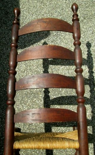 ANTIQUE AMERICAN SIGNED LADDER BACK SAUSAGE TURNED CHAIR OLD PATINA CIRCA 1760 8