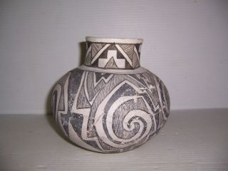 Pre - Columbian Anasazi Black & White Pottery Olla Jar Artifact 2