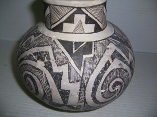 Pre - Columbian Anasazi Black & White Pottery Olla Jar Artifact 6