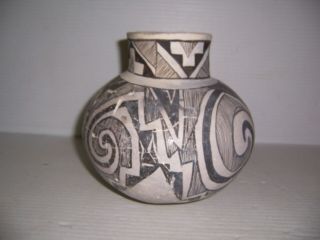 Pre - Columbian Anasazi Black & White Pottery Olla Jar Artifact 7