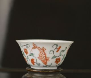 A QUALITY CHINESE KANGXI / YONGZHENG PORCELAIN CUP & SAUCER WITH FISHES 7