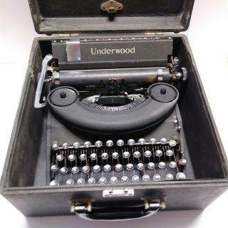 Antique Underwood Noiseless Portable 77 Typewriter With Carrying Case