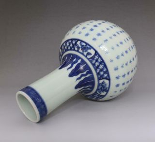 RARE OLD CHINESE BLUE AND WHITE PORCELAIN VASE WITH KANGXI MARKED (E131) 3