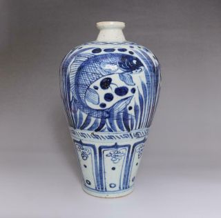 VERY RARE CHINESE BLUE AND WHITE PORCELAIN FISH VASE (E29) 2