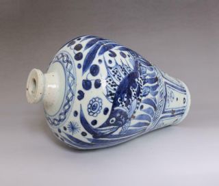 VERY RARE CHINESE BLUE AND WHITE PORCELAIN FISH VASE (E29) 4