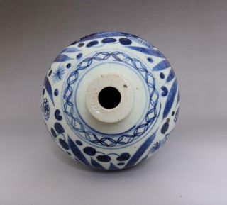 VERY RARE CHINESE BLUE AND WHITE PORCELAIN FISH VASE (E29) 5