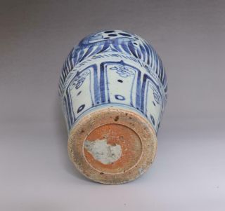 VERY RARE CHINESE BLUE AND WHITE PORCELAIN FISH VASE (E29) 7
