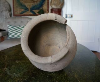 A LARGE,  ANCIENT ROMANO - BRITISH POTTERY URN DISCOVERED AT COLCHESTER ESSEX 11