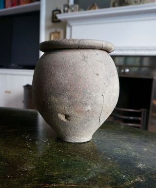 A LARGE,  ANCIENT ROMANO - BRITISH POTTERY URN DISCOVERED AT COLCHESTER ESSEX 2