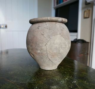 A LARGE,  ANCIENT ROMANO - BRITISH POTTERY URN DISCOVERED AT COLCHESTER ESSEX 3