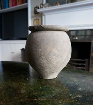A LARGE,  ANCIENT ROMANO - BRITISH POTTERY URN DISCOVERED AT COLCHESTER ESSEX 4