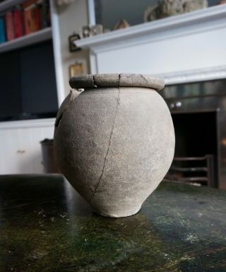 A LARGE,  ANCIENT ROMANO - BRITISH POTTERY URN DISCOVERED AT COLCHESTER ESSEX 5
