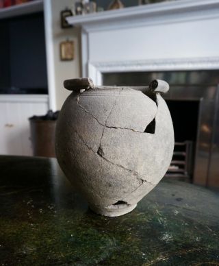 A LARGE,  ANCIENT ROMANO - BRITISH POTTERY URN DISCOVERED AT COLCHESTER ESSEX 8