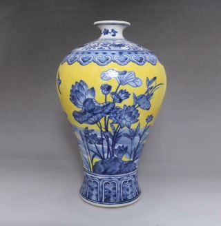 Antique Porcelain Chinese Blue And White Vase Yongzheng Marked - Louts Flower