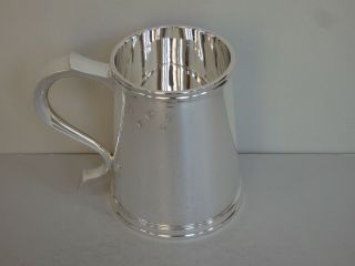 CASED STERLING SILVER PINT MUG TANKARD - QUEEN ' S SILVER JUBILEE - S1977 - 476g 2