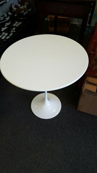 Knoll Studio Eero Saarinen Table - 20 Inch Round White Table 1956