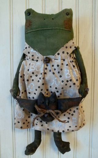 Primitive Grungy Lady Frog Halloween Doll & Her Bat 3
