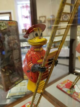 VINTAGE WALT DISNEY DONALD DUCK CLIMBING FIREMAN,  TIN WIND UP TOY LINEMAR MARX 5