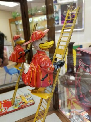 VINTAGE WALT DISNEY DONALD DUCK CLIMBING FIREMAN,  TIN WIND UP TOY LINEMAR MARX 6