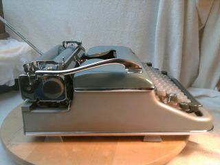 Two - Tone Coutorpedo 18 Portable Typewriter Schreibmaschine 1958 Remington