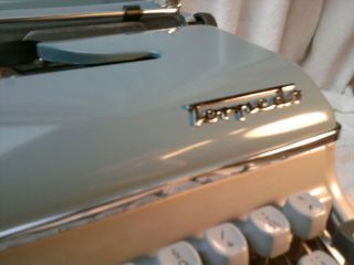 two - tone couTorpedo 18 portable typewriter schreibmaschine 1958 Remington 4