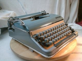 two - tone couTorpedo 18 portable typewriter schreibmaschine 1958 Remington 5