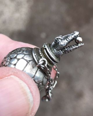 A VERY UNUSUAL ANTIQUE SOLID SILVER NOVELTY CROCODILE SCENT BOTTLE,  CHESTER 1901 3