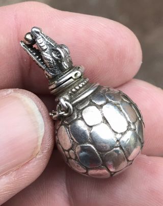 A VERY UNUSUAL ANTIQUE SOLID SILVER NOVELTY CROCODILE SCENT BOTTLE,  CHESTER 1901 5