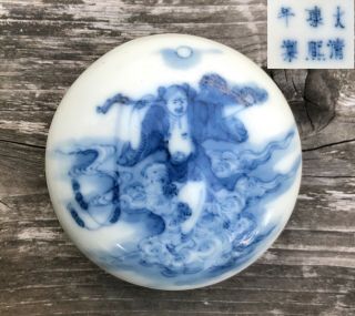 A Blue And White Cup Withe Porcelain Ink Box,  D.  6.  7 Cm