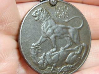 Un researched Vintage bronze medal 1945 WW2 Lion 2 head metal detecting detector 2