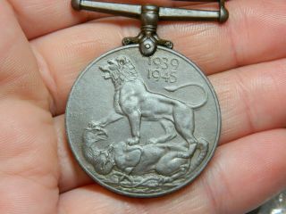 Un researched Vintage bronze medal 1945 WW2 Lion 2 head metal detecting detector 3