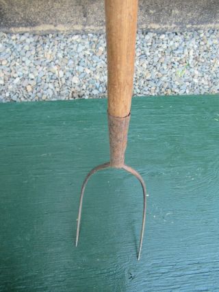 GREAT VINTAGE 2 PRONG HAY PITCH FORK 44 