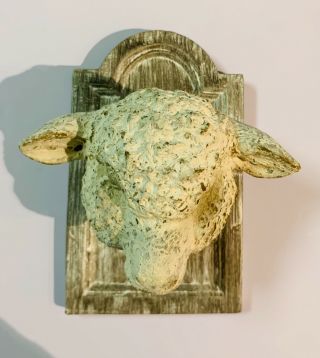 Small Antique Lamb Mount (white And Gray)