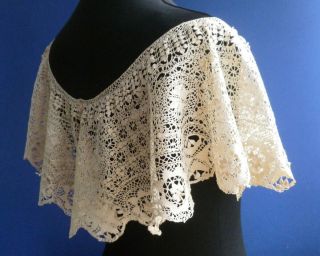 A Victorian Maltese Silk Lace Bertha Collar