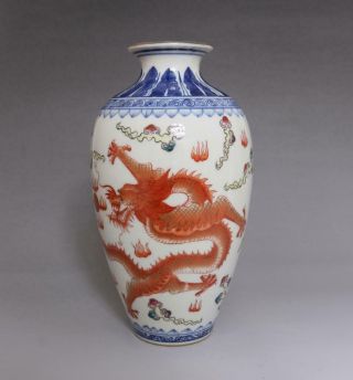 A Antique Porcelain Chinese Blue And White Vase Qianlong Marked - Dragon