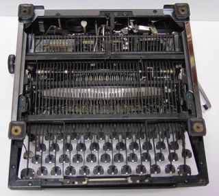 Vintage 1948 ROYAL QUIET DELUXE PORTABLE TYPEWRITER GLASS TOMBSTONE KEYS 11