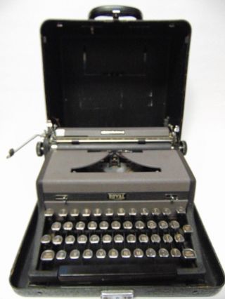 Vintage 1948 ROYAL QUIET DELUXE PORTABLE TYPEWRITER GLASS TOMBSTONE KEYS 2