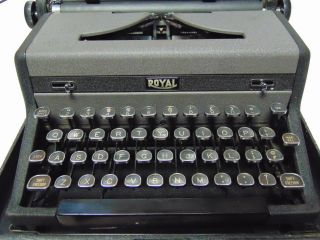 Vintage 1948 ROYAL QUIET DELUXE PORTABLE TYPEWRITER GLASS TOMBSTONE KEYS 3
