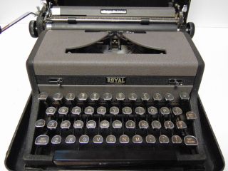 Vintage 1948 ROYAL QUIET DELUXE PORTABLE TYPEWRITER GLASS TOMBSTONE KEYS 5